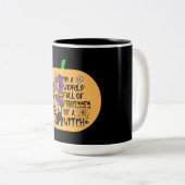 In einer Welt voller Prinzessinnen ist eine Hexe Zweifarbige Tasse (VorderseiteRechts)