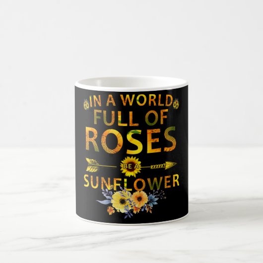in einer Welt voller Rose eine Sonnenblume Kaffeetasse (Mittel)