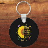 In einer Welt voller Rose ist eine Sonnenblume Schlüsselanhänger (Vorderseite)