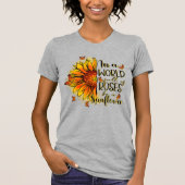 In einer Welt voller Rose ist eine Sonnenblume T-Shirt (Vorderseite)