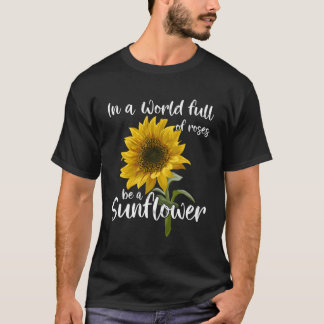 In einer Welt voller Rose ist eine Sonnenblume T-Shirt
