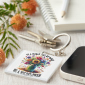In einer Welt voller Rose ist eine Wildblume Schlüsselanhänger (Vorderseite rechts)
