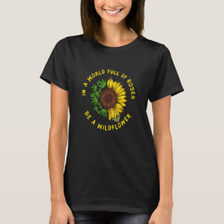 In einer Welt voller Rose ist eine Wildblume Sonne T-Shirt