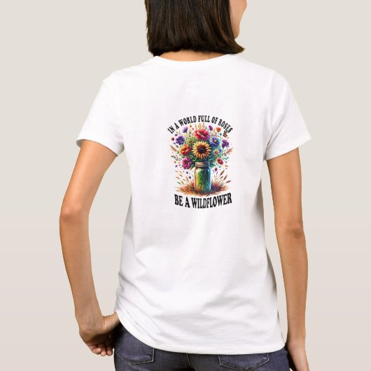 In einer Welt voller Rose ist eine Wildblume T-Shirt (Rückseite)