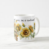 In einer Welt voller Rose, sei eine Sonnenblume Kaffeetasse (VorderseiteRechts)