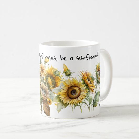 In einer Welt voller Rose, sei eine Sonnenblume Kaffeetasse (VorderseiteRechts)
