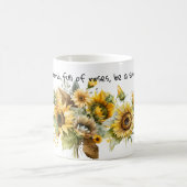 In einer Welt voller Rose, sei eine Sonnenblume Kaffeetasse (Mittel)