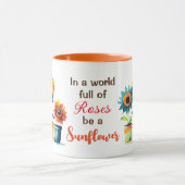 In einer Welt voller Rose sei eine Sonnenblume Tasse (Zentrum)