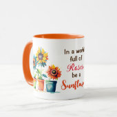 In einer Welt voller Rose sei eine Sonnenblume Tasse (Vorderseite Links)