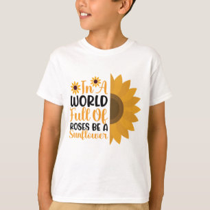 In einer Welt voller Rosen sei eine Sonnenblume T-Shirt