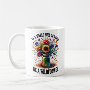 In einer Welt voller Rosen sei eine Wildblume Kaffeetasse