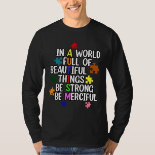 In einer Welt voller schöner Dinge stark sein T-Shirt