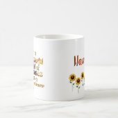 In einer Welt voller Sonnenblumen Personalisiert Kaffeetasse (Mittel)