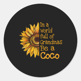 In einer Welt von Grandmas wird ein Coco-Special O Runder Aufkleber