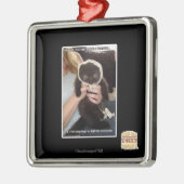 In einigen Müllcontainern Silbernes Ornament (Links)