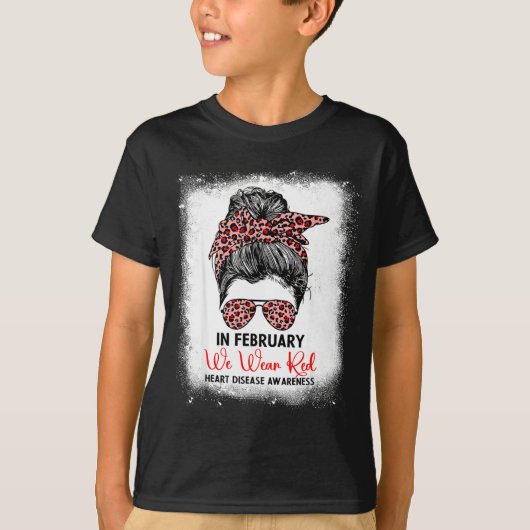 In February We Wear Red Messy Bun Heart Disease Aw T-Shirt (Vorderseite)
