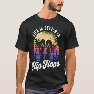 in Flip Flops für einen Retro-Strandurlaub T-Shirt