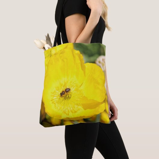 In Gelb gebadete Biene  Tasche (Von Nahem)