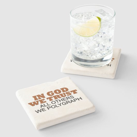 In Gott vertrauen wir. Alle anderen Polygraphen Steinuntersetzer (Seitenansicht)