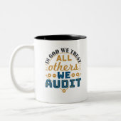 In Gott vertrauen wir allen anderen, die wir prüfe Zweifarbige Tasse (Links)