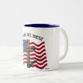In Gott vertrauen wir auf robustes Kreuz und US-Fl Zweifarbige Tasse (VorderseiteRechts)