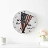 In Gott vertrauen wir der amerikanischen Flagge Große Wanduhr (Zuhause)