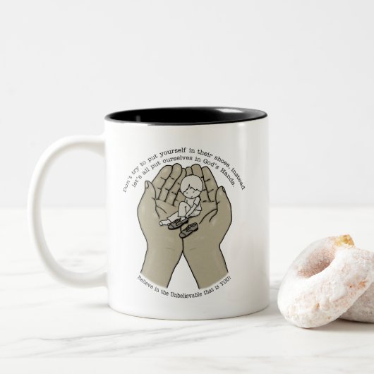 In Gottes Händen Zweifarbige Tasse (Mit Donut)