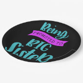 In große Schwester befördert werden Pappteller (Schrägansicht)