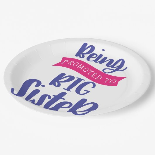 In große Schwester befördert werden Pappteller (Schrägansicht)