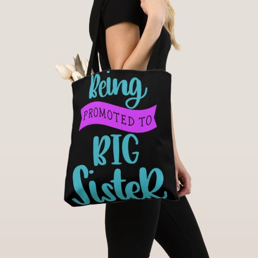 In große Schwester befördert werden Tasche (Von Nahem)