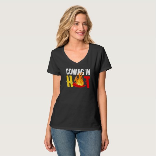In Hot Flaming Pfeffer Pun for Food T-Shirt (Vorderseite Vollansicht)