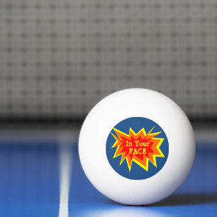 In Ihrem Gesicht lustige klatschen Blaue und Rot Tischtennisball