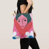 In ihren Armen Tasche (Von Nahem)