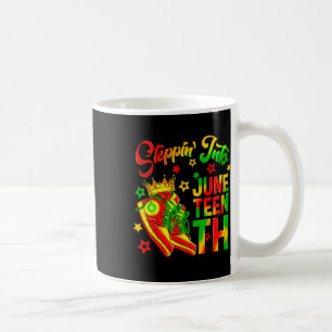 In Juneteenth African American Sneakers schreiten Kaffeetasse