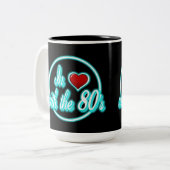 In Liebe mit der 80er Retro Blue Neon Logo Tasse (Vorderseite Links)