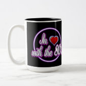 In Liebe mit der 80er Retro Lila Neon Logo-Tasse Zweifarbige Tasse (Links)