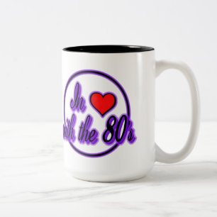 In Liebe mit der Lila Tasse der Retro-Logos aus de
