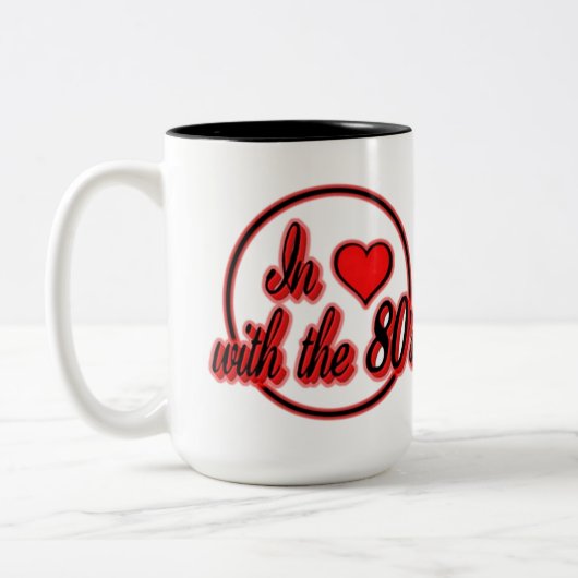 In Liebe mit der Retro-Rot-Logo-Tasse der 80er Jah Zweifarbige Tasse (Links)