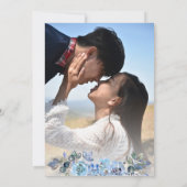 In Liebe mit Watercolor Blue Floral Bliss Einladung (Rückseite)