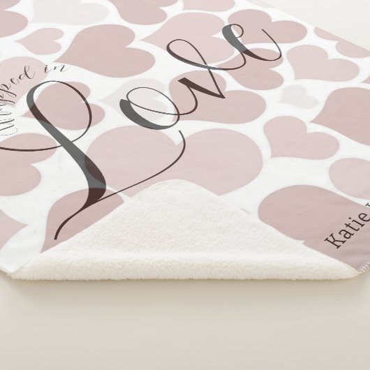 in Liebe umhüllt | Lila Herzmuster in Rosa Sherpadecke (3/4)