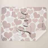 in Liebe umhüllt | Lila Herzmuster in Rosa Sherpadecke (Vorderseite (Horizontal))