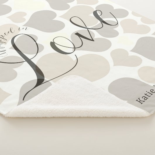 in Liebe umhüllt | Neutrales Herzmuster Sherpadecke (3/4)