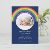 in liebevoller Erinnerung blauer Regenbogen Baby B Einladung (Stehend Vorderseite)