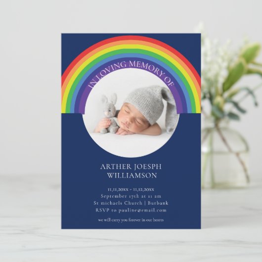 in liebevoller Erinnerung blauer Regenbogen Baby B Einladung (Stehend Vorderseite)