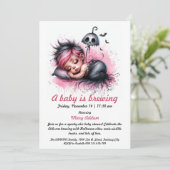 In Little Baby is Brewing Wird Pink Halloween Baby Einladung (Stehend Vorderseite)