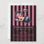 In Little Baby is Brewing Wird Pink Halloween Baby Einladung (Vorderseite)