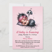 In Little Baby is Brewing Wird Pink Halloween Baby Einladung (Vorderseite)