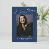 In Love Memory Dark Blue Memorial Foto Card Einladung (Stehend Vorderseite)