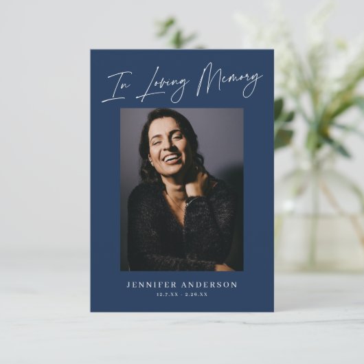 In Love Memory Dark Blue Memorial Foto Card Einladung (Stehend Vorderseite)