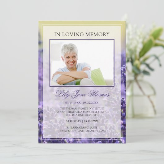 In Love Memory Elegantes Lavendel Beerdigung Foto Einladung (Stehend Vorderseite)